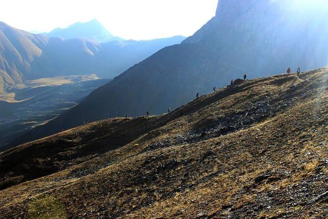 3-Day Hiking Group Tour in Kazbegi - Food, Lodging, and the Kazbegi Guesthouse Rhythm