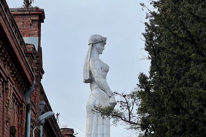 3-Hour Private Guided Walking Tour in Tbilisi - Metekhi Cathedral yard: best old-town views plus the Vakhtang connection