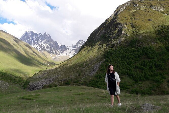 Caucasus mountains full day Private Tour Ananuri-Gudauri-Kazbegi - Stepantsminda and Gergeti Trinity Church: hike or jeep to the hilltop