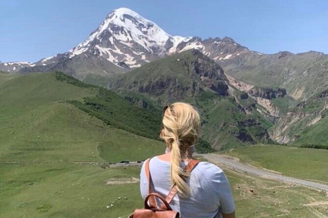 Day tour to mountains Jinvali lake, Ananuri, Kazbegi, Arch friendship - A realistic day schedule: why 9 hours can feel both full and smooth