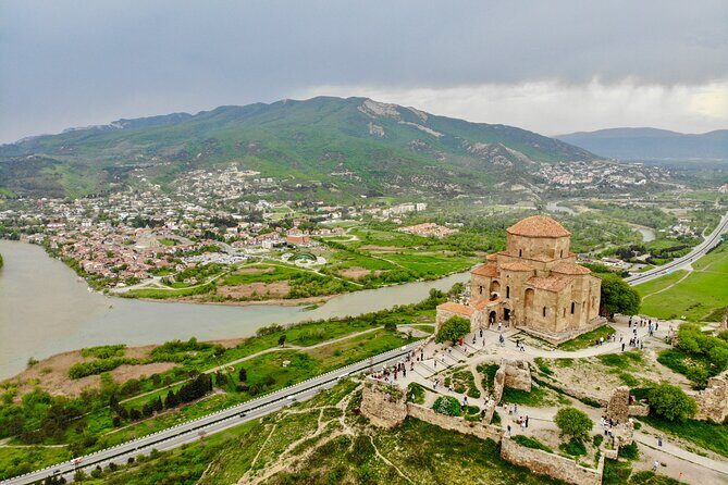 Discover Georgia: A 4-Day Private tour from Tbilisi - Stepantsminda and the Kazbegi finish: where the views feel earned