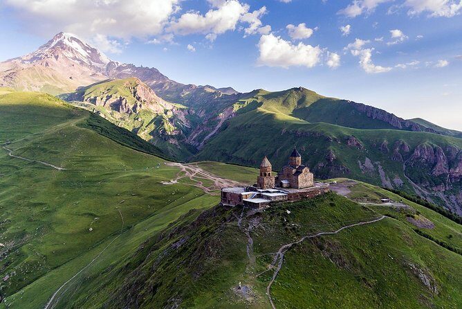Kazbegi and Khinkali - the ultimate mountain experience tour - Gudauri Free Time (2–3 Hours): Ski, Paraglide, or Eat Warm Food