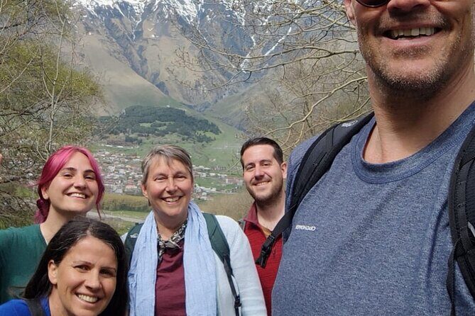 Military Road Marvels: Ananuri, Kazbegi & Khinkali Masterclass - Friendship Monument and Stepantsminda: A Meaningful Soviet-Era Stop