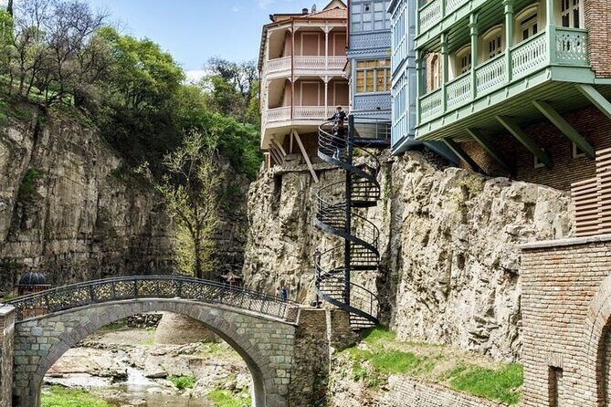 Old tbilisi walking tour & wine tasting - Silk Road merchants, old bread, and two early Christian stops