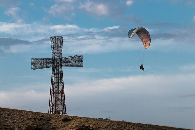 Paragliding tandem flights in Georgia - From your Gudauri hotel to the top: why the ride up matters