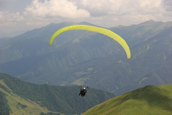 Paragliding tandem flights in Georgia - The flight over Gudauri: smooth ride, controlled landing, included video