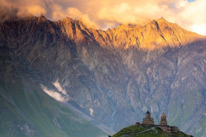 Private Kazbegi Tour: Gergeti, Ananuri & Scenic Views - Stop 2: Ananuri Fortress Ensemble and What You Gain From the Climb